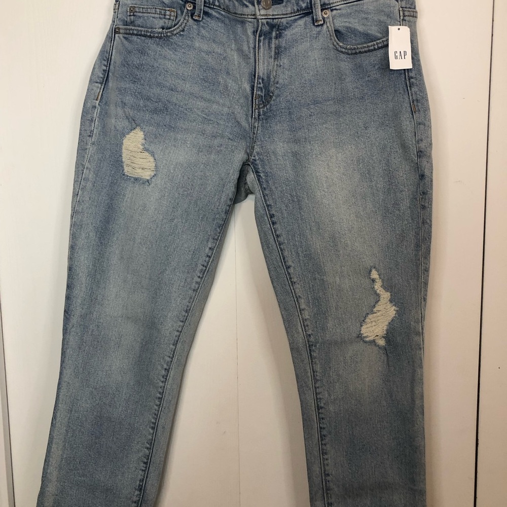 NWT-Gap Girlfriend Demin jeans-Mid rise-Stretch-washed blue-size 30. Never worn.